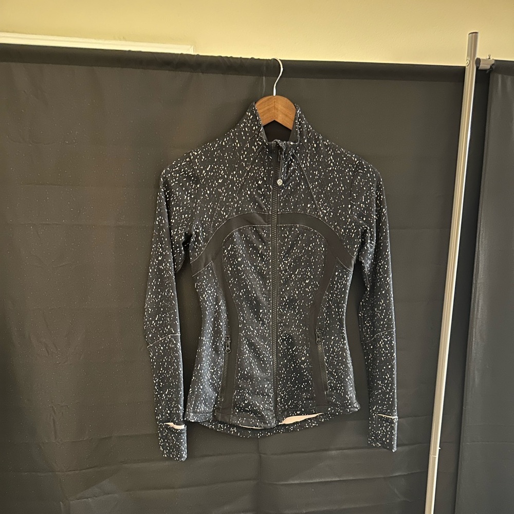 Lululemon define black with light pink dots size 4
